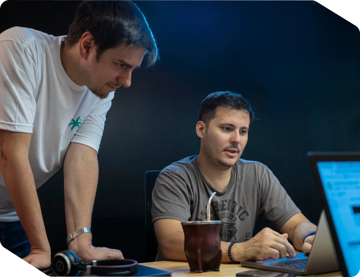 Ingenials trabajando en equipo